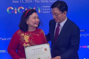 Tiến sĩ Lý Thị Mai nhận Giải thưởng CICON 2024 về Văn hóa.