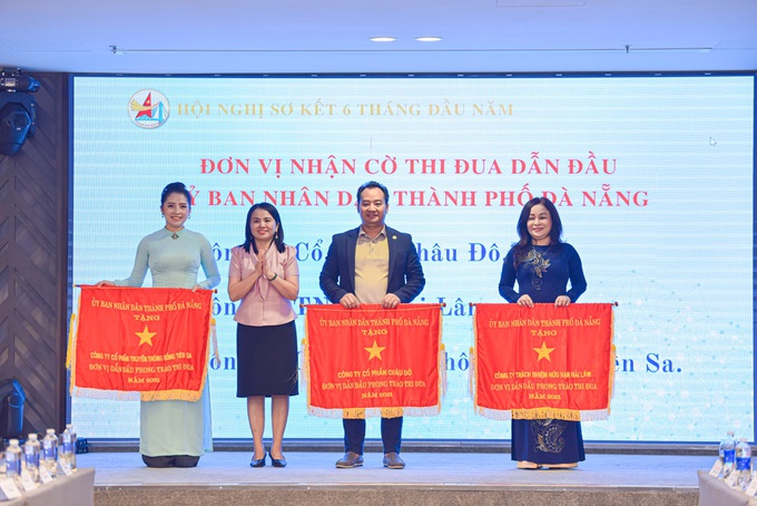 Công ty Truyền thông Rồng Tiên Sa nhận cờ thi đua của UBND TP Đà Nẵng