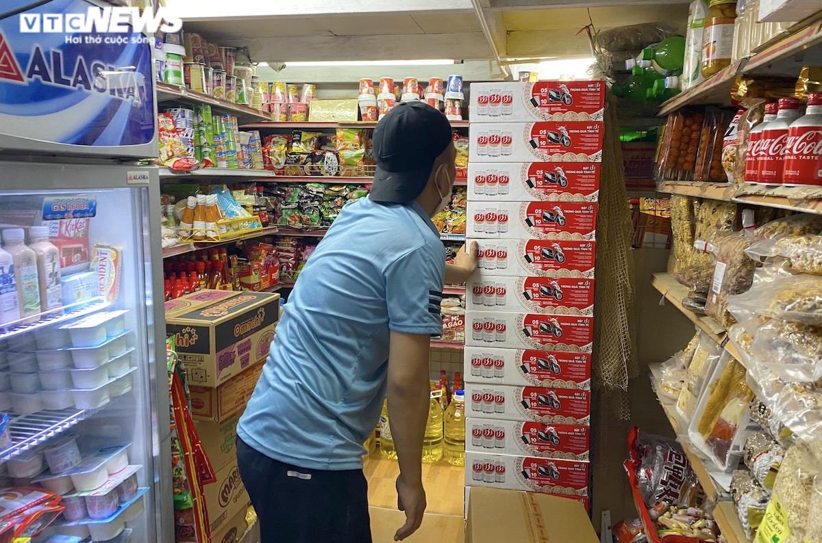 Bán thùng bia lãi 10.000 đồng, chủ tạp hóa ngao ngán vì bão giá