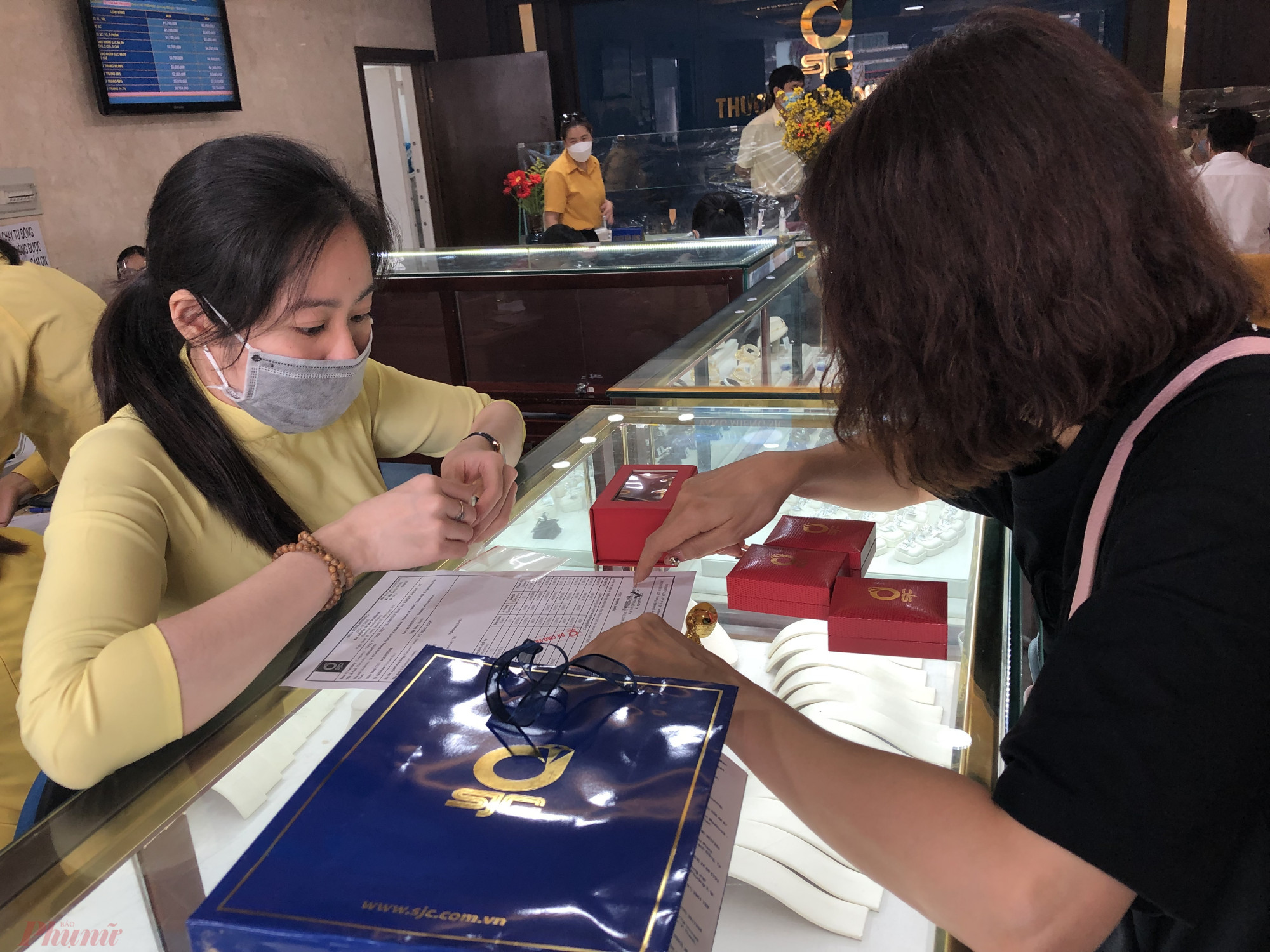 Giá vàng trong nước vẫn cao hơn thế giới 17 triệu đồng/lượng
