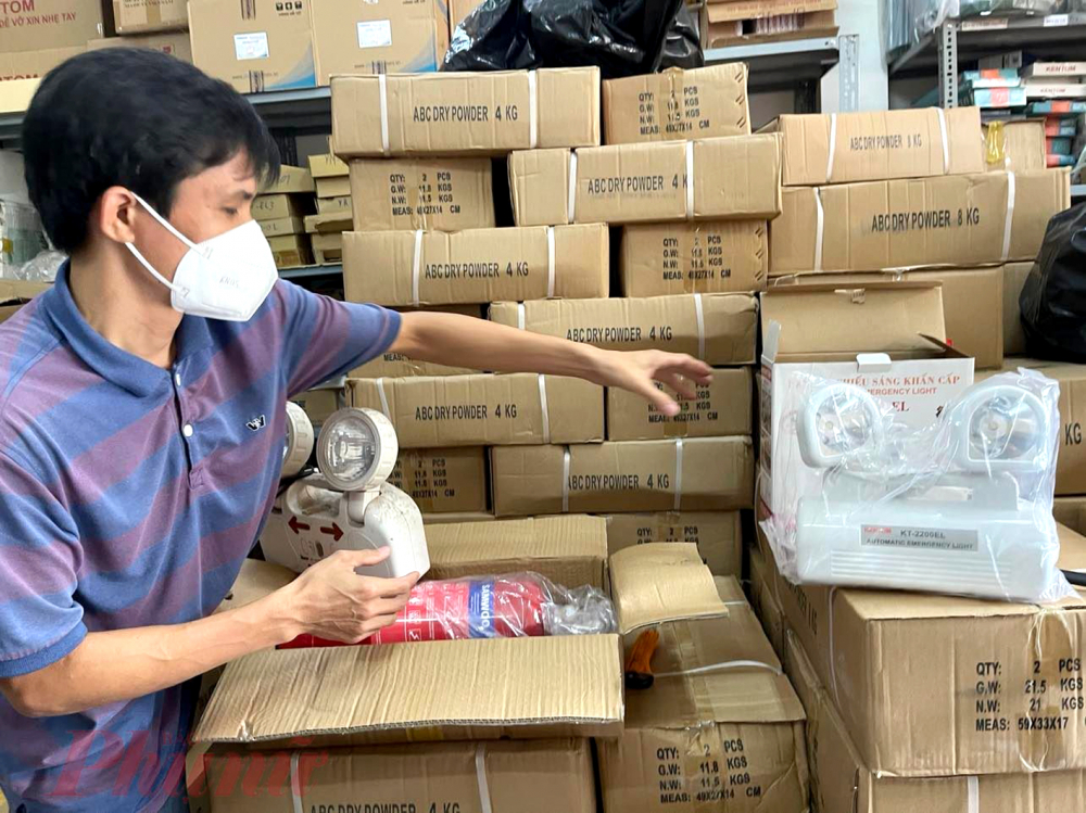 Vô tư bày bán thiết bị chữa cháy chưa qua kiểm định