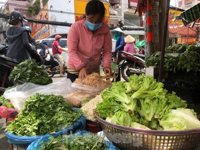 Giá rau xanh tăng vọt, hàng từ miền Trung về TPHCM bị gián đoạn do bão