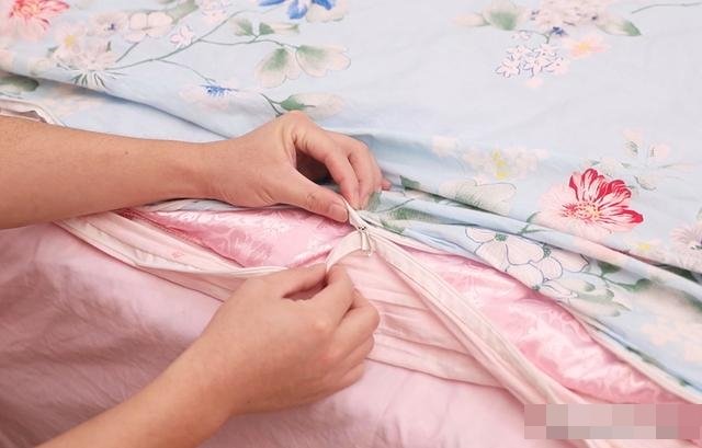 Dây kéo trên vỏ chăn bị hỏng, đừng tốn tiền thay mới, chỉ với một mẹo đơn giản này là có thể sửa dễ dàng