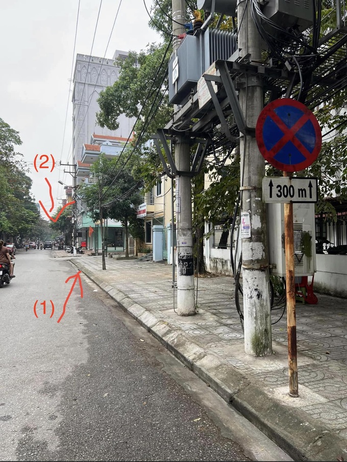 Đỗ ô tô cách 299 mét so với biển cấm dừng đỗ 300 mét thì có bị xử phạt?