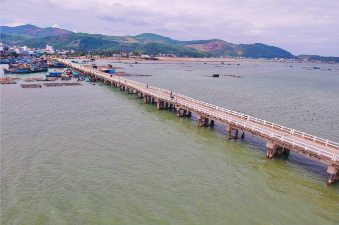 Hàng ngàn người dân nín thở đi trên cây cầu sắp sập