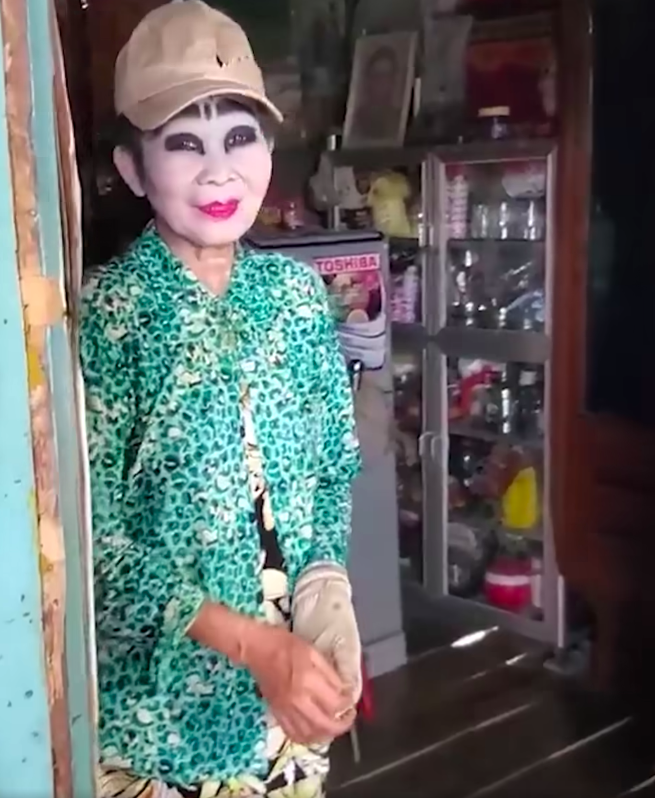 Người phụ nữ hơn 30 năm trang điểm đậm, đi ngủ cũng phải make