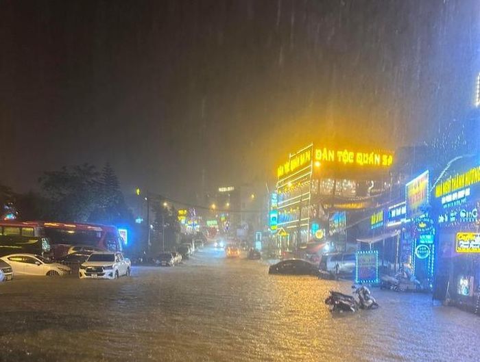 Du khách 'méo mặt' vì Sapa mưa lớn, phố 'ngập như sông'