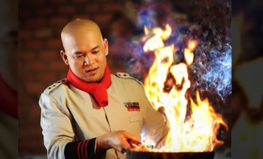 Chiếc đèn dầu đặt vào lon sữa bò, bà ngoại cầm nấu cơm lúc 4h sáng