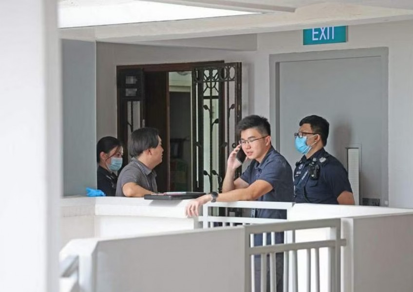 Ngửi thấy mùi hôi bốc ra từ căn hộ, hàng xóm lập tức báo cảnh sát