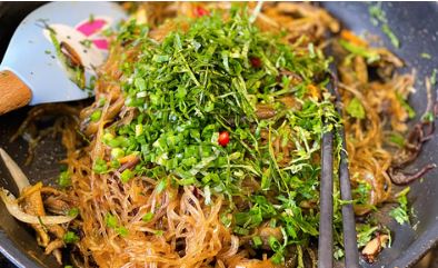 Khi chần xong chớ xào ngay, làm thêm bước này miến xào mềm tơi