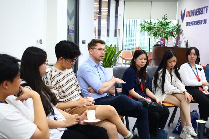 Dạy triết ở VinUni: “Chúng tôi không truyền giảng mà giúp sinh viên trở thành người kiến tạo”
