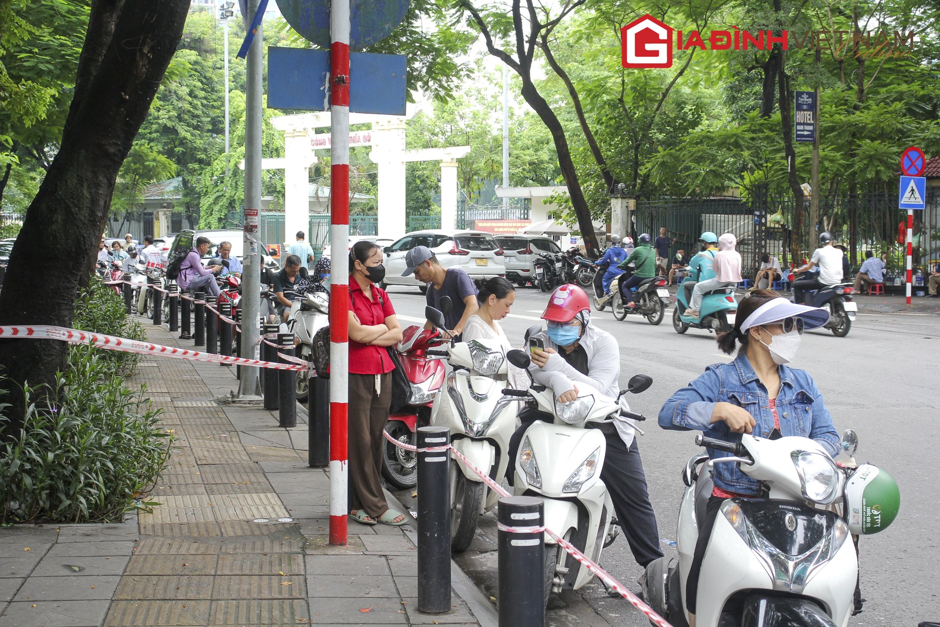 Phụ huynh thấp thỏm, thí sinh niềm nở sau bài thi đầu tiên